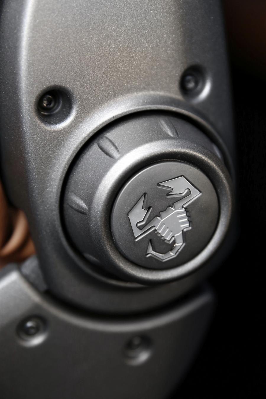 Детали интерьера Abarth 595 Competizione 2014 года  (AU) (фото 14 из 26)